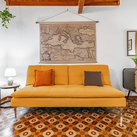 Guesthost - The Traveller's House - Station Apartment *